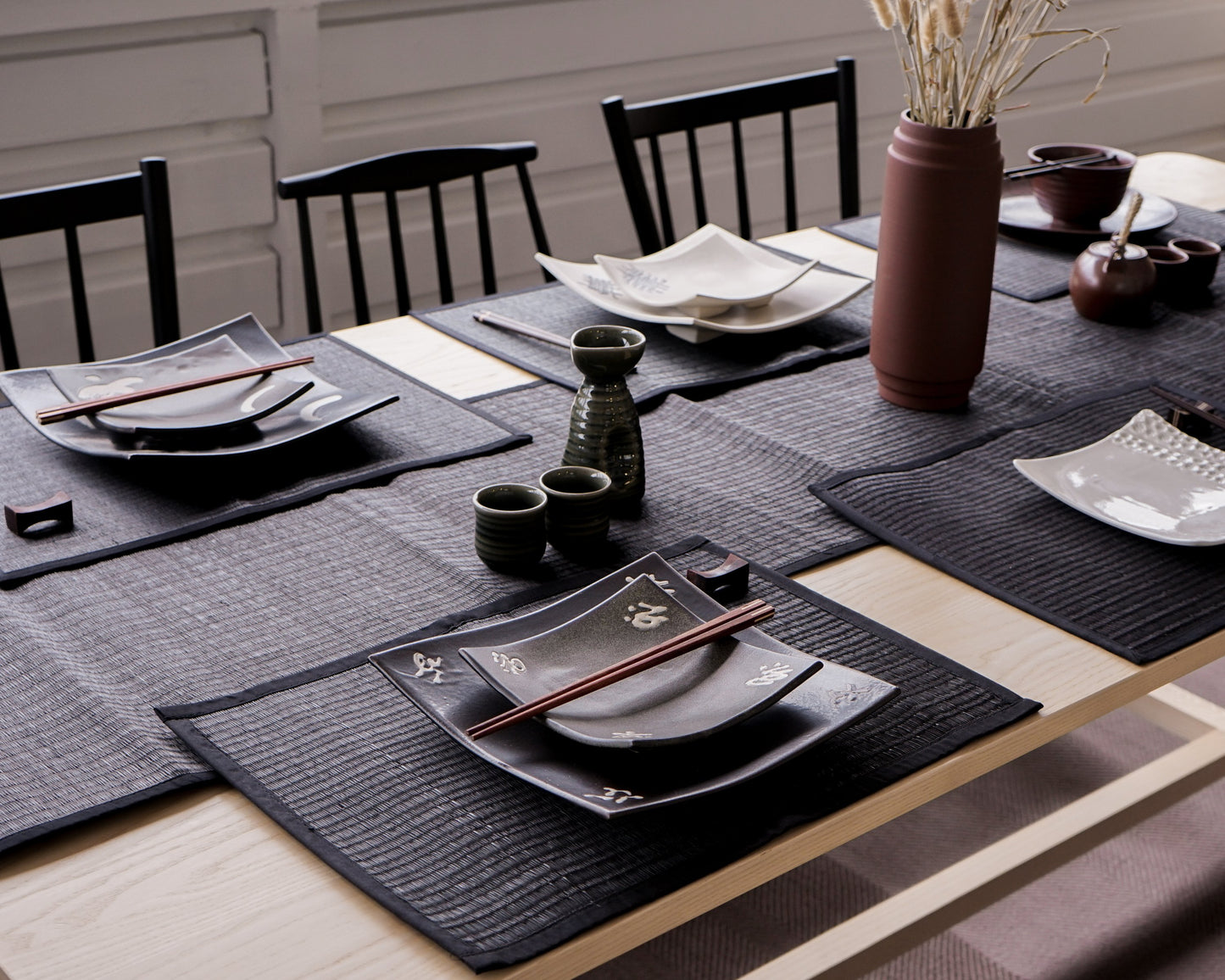 Handwoven Black Reed Placemats – Modern & Authentic Dining Elegance ✨